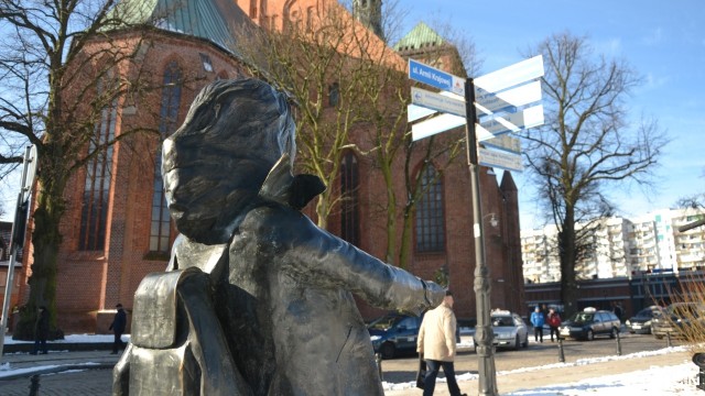 Turystka z centrum Kołobrzegu straciła swój kij do selfie. Chodzi o rzeźbę, która zaledwie kilka dni temu stanęła u zbiegu ulic: Armii Krajowej i Ratuszowej.