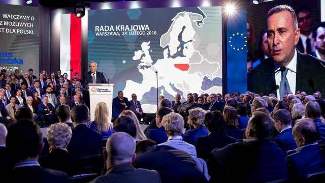 Prawo i Sprawiedliwość zniszczyło wizerunek Polski w Unii Europejskiej i na świecie - tak mówił w sobotę na obradach Rady Krajowej Platformy Obywatelskiej przewodniczący tej partii Grzegorz Schetyna.