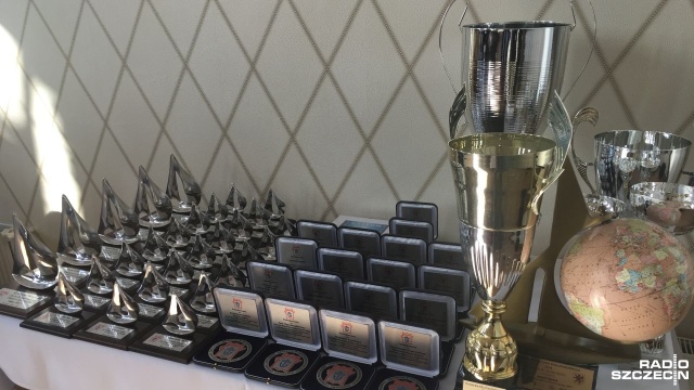 To był - skromnie mówiąc - ponadprzeciętny sezon dla zachodniopomorskiego. Tak żeglarze ocenili miniony 2017 rok. Największe sukcesy to m.in. organizacja regat The Tall Ships Races w Szczecinie, złoty medal Agnieszki Skrzypulec w parze na Mistrzostwach Świata w Salonikach, a także przyznanie żeglarskich Mistrzostw Europy w 2019 roku dla Dziwnowa (w klasach Laser Standard i Laser Radial).