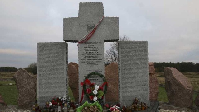 W Hucie Pieniackiej, na Ukrainie, odbyły się obchody rocznicy zbrodni, dokonanej przed 74 laty przez ukraińskich nacjonalistów. Pod krzyżem upamiętniającym zabitych odprawiono nabożeństwo żałobne.