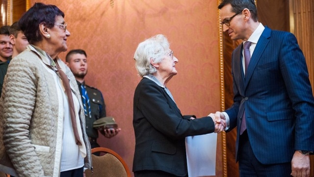 Premier Mateusz Morawiecki spotkał się z przedstawicielami Sprawiedliwych Wśród Narodów Świata. 50 polskich Sprawiedliwych wystosowało list do premierów i przewodniczących parlamentów Polski i Izraela, a także do narodów polskiego i żydowskiego. W liście apelują o powrót na drogę dialogu i pojednania.
