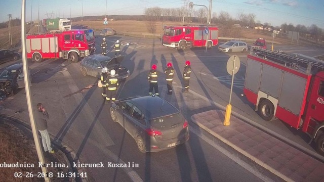Kolejny już dziś poważny wypadek w regionie: na obwodnicy Karlina zderzyły się o godz. 16.20 dwa samochody osobowe.