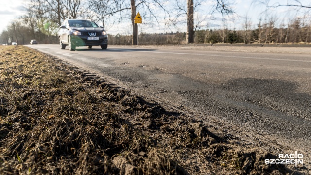 Ponad 30 milionów złotych będzie kosztować przebudowa drogi wojewódzkiej numer 152 między Świdwinem a Połczynem-Zdrojem. Jak mówią okoliczni mieszkańcy, na remont tego odcinka czekają od kilku lat.