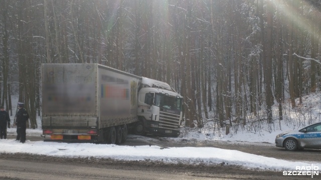 Kierowca ciężarówki wpadł w poślizg, zjechał z drogi i zatrzymał się na poboczu między drzewami. Do zdarzenia doszło we wtorek rano na krajowej szóstce, w okolicy miejscowości Gorzebądz niedaleko Koszalina.