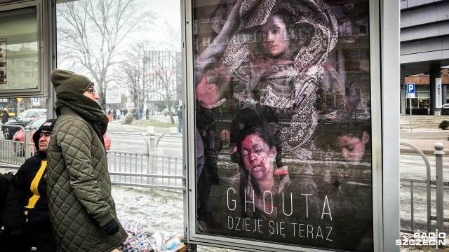 Plakaty nawiązujące do wojny w Syrii zawisły na szczecińskich przystankach nielegalnie - to stanowisko firmy dzierżawiącej powierzchnie na wiatach przy placu Rodła i Bramie Portowej.