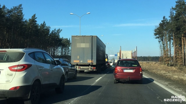 Ciężarówka zepsuła się na ulicy Zwierzynieckiej w Szczecinie i zablokowała jeden pas jezdni. Do zdarzenia doszło w środę rano. W efekcie, na Szosie Stargardzkiej w kierunku centrum miasta, utworzył się spory korek.