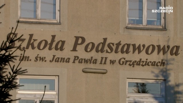 Rodzice dzieci ze szkoły w Grzędzicach protestują przeciwko bierności wójta gminy Stargard Kazimierza Szarżanowicza. Placówka nie jest w stanie pomieścić uczniów.