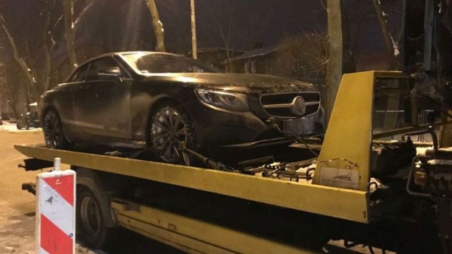 Skradziony w Koszalinie Mercedes, warty 700 tysięcy złotych, odnaleźli tego samego dnia policjanci w województwie pomorskim.