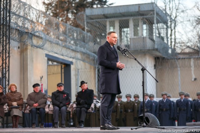 Kolejne uroczystości centralnych obchodów Narodowego Dnia Pamięci Żołnierzy Wyklętych odbyły się w czwartek w Muzeum Żołnierzy Wyklętych i Więźniów Politycznych PRL przy Rakowieckiej w Warszawie. Przed wejściem do gmachu złożono wieńce, odbyły się również okolicznościowe przemówienia.