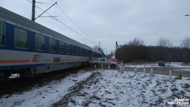 Pociąg zderzył się z samochodem na przejeździe kolejowym. Do zdarzenia doszło w piątek około godziny 11 w miejscowości Dworek niedaleko Koszalina.