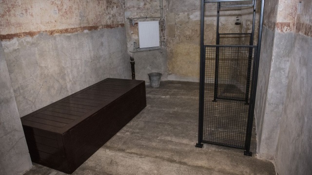 W podziemiach Ministerstwa Sprawiedliwości w Alejach Ujazdowskich w Warszawie otwarto dla zwiedzających muzeum Cele bezpieki. W latach 1945-1954 skatowano tam wielu polskich bohaterów - Żołnierzy Wyklętych. W areszcie więziono między innymi generała Augusta Emila Fieldorfa Nila i Jana Rodowicza Anodę.