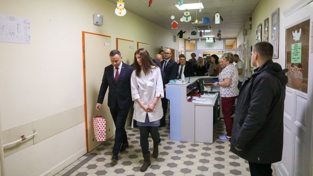 Prezydent Andrzej Duda odwiedził w poznańskim szpitalu poszkodowanych w wyniku wybuchu w kamienicy w dzielnicy Dębiec. Prezydent spotkał się z rodziną 3-letniej Zuzi, która ucierpiała w katastrofie.