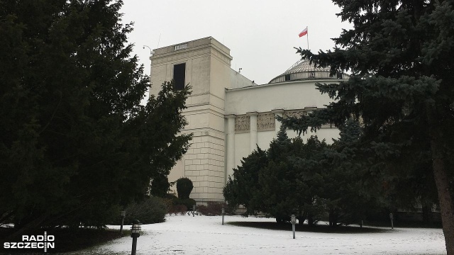 Sejm będzie we wtorek kontynuował rozpoczęte w ubiegłym tygodniu posiedzenie. Posłowie zajmą się między innymi rządowym projektem tak zwanej ustawy degradacyjnej.