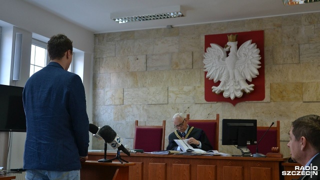 W Sądzie Rejonowym w Kołobrzegu ruszył proces przeciwko czterem miejscowym policjantom. Jednemu z nich prokuratura zarzuca znęcanie się nad zatrzymanym, a także wymuszanie zeznań za pomocą paralizatora. Pozostali trzej mieli przekroczyć swoje uprawnienia i dopuścić do znęcania się nad zakutym w kajdanki mężczyzną.