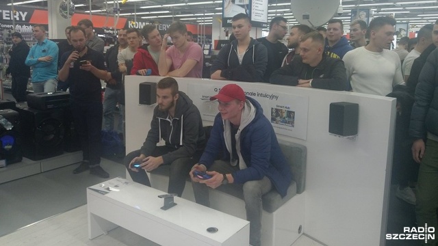 Eliminacje turnieju Ekstraklasa Cup FIFA 18 rozegrali e-sportowcy w Szczecinie. Piłkarskie zawody, rozgrywane na konsoli do gier, odbyły się we wtorek w galerii handlowej Kaskada.