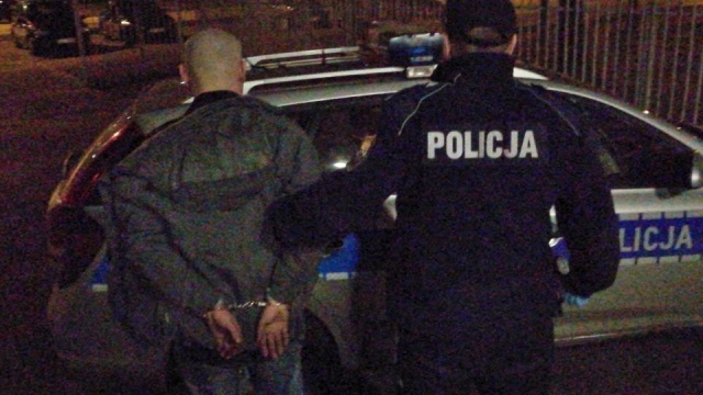 Dwóch policjantów zostało rannych podczas pościgu za mężczyzną, który nie zatrzymał się do kontroli drogowej w Sieradzu. Okazało się, że osoba, którą chcieli zatrzymać funkcjonariusze ma dożywotni zakaz prowadzenia pojazdów. To 28-letni mieszkaniec gminy Sieradz.