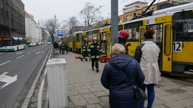 Pod przejeżdżający tramwaj nr 12 wpadł przechodzący mężczyzna. Niestety - zginął na miejscu.