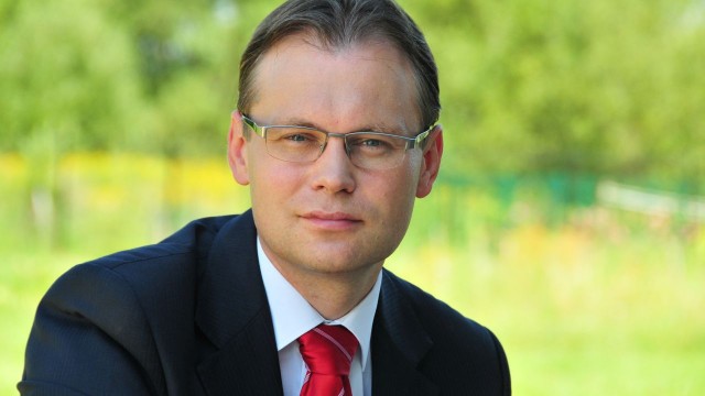 Za hasłami pojednania polsko-niemieckiego kryła się brutalna niemiecka polityka - mówił w Rozmowach pod krawatem Arkadiusz Mularczyk, poseł Prawa i Sprawiedliwości, przewodniczący Parlamentarnego Zespołu ds. Oszacowania Wysokości Odszkodowań Należnych Polsce Od Niemiec Za Szkody Wyrządzone W Trakcie II Wojny Światowej.