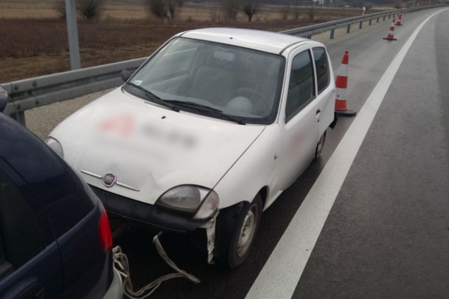 Holować wrak auta za pomocą sznurka, bez prawa jazdy, drogą ekspresową. To nie scenariusz na komedię, a wyczyn dziadka i wnuka, którzy we wtorek jechali ze Szczecina do Wielkopolski. Dojechali jednak tylko do Gorzowa, gdzie zatrzymała ich drogówka.
