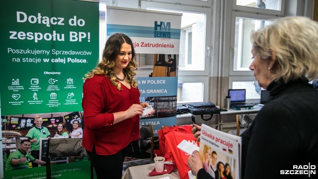 Pracodawcy chcą zatrudniać studentów, mimo braku doświadczenia - przekonywali o tym podczas Giełdy Pracy na Uniwersytecie Szczecińskim. 40 firm z różnych branż między innymi informatycznej czy logistycznej poszukiwało w środę pracowników na Wydziale Nauk Ekonomicznych i Zarządzania.