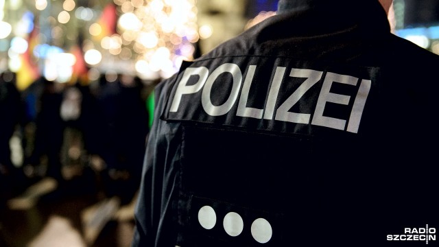Policja w ostatniej chwili prawdopodobnie udaremniła próbę ataku na kanclerz Niemiec. Mężczyzna próbował szybko zbliżyć się do, opuszczającej Bundestag, Angeli Merkel. Został obezwładniony przez policję i służby specjalne.