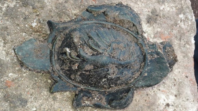 Fragment muru zamkowego, ceramikę i szkła odkryto na terenie Zakładu Karnego w Nowogardzie.