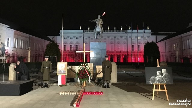 Koszty organizacji miesięcznic smoleńskich przedstawiła na konferencji prasowej Platforma Obywatelska. Poseł Cezary Tomczyk wysłał w tej sprawie zapytanie do Komendanta Głównego Policji. Z odpowiedzi, którą dostał i zaprezentował dziennikarzom wynika, że od początku 2015 roku do lutego 2018 w zabezpieczenie miesięcznic było zaangażowanych ponad 31 tysięcy policjantów, co kosztowało 2,6 miliona złotych.