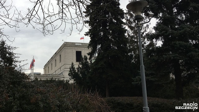 Pięć ugrupowń politycznych weszłoby do Sejmu, gdyby wybory odbyły się w marcu - wynika z sondażu IBRiS dla Onetu.