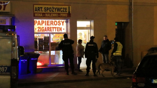 Mężczyzna napadł na sklep monopolowy w Świnoujściu - informuje portal iswinoujscie.pl. Do zdarzenia doszło w niedzielę przed godziną 18 przy Placu Słowiańskim.