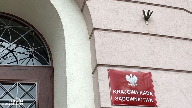 PiS wycofuje z Sejmu projekt nowelizacji ustawy o Krajowej Radzie Sądownictwa, według którego pierwsze posiedzenie nowej Rady, miała zwołać prezes Trybunału Konstytucyjnego.
