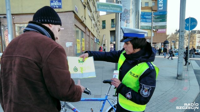 Stan techniczny rowerów i przygotowanie rowerzystów do sezonu wiosenno-letniego sprawdzała w środę szczecińska policja w ramach Rowerowego Dnia Wiosny. Kontrole odbyły się w centrum miasta. Dodatkowo funkcjonariusze przypominali o obowiązujących przepisach.