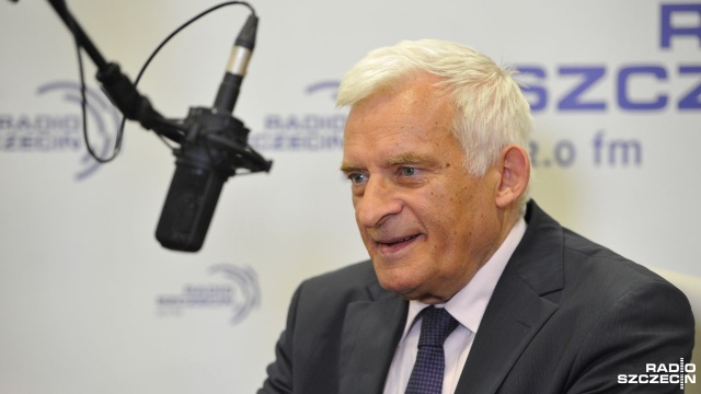 Europosłowie z komisji do spraw energii i przemysłu zgodzili się na zmianę w unijnych przepisach, utrudniających powstanie Nord Stream 2. Chodzi o budowę drugiej magistrali Gazociągu Północnego, łączącego Rosję z Niemcami. Deputowani przyjęli raport autorstwa Jerzego Buzka, przewodniczącego Komisji.