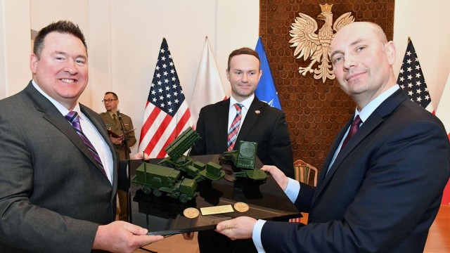 Podpisano umowę offsetową do programu Wisła związaną z zakupem przez Polskę zestawów Patriot - poinformowało ministerstwo obrony narodowej.
