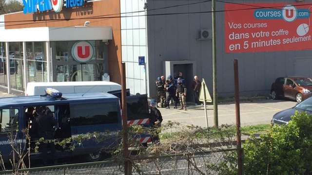 W ataku islamskiego radykała w Carcassonne i Trebes na południu Francji rannych zostało 16 osób, w tym dwie ciężko. Cztery osoby - w tym terrorysta - zginęły. Informację taką przekazał przekazał Emmanuelle Macron. Prezydent Republiki bierze udział w specjalnym posiedzeniu sztabu kryzysowego, który zebrał się w siedzibie ministerstwa spraw wewnętrznych.