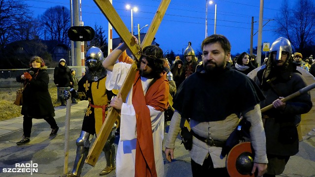 Blisko dwie godziny trwała w piątek wieczorem Artystyczna inscenizacja Drogi Krzyżowej, którą zorganizował po raz 9 Dom Kultury Klub Skolwin.