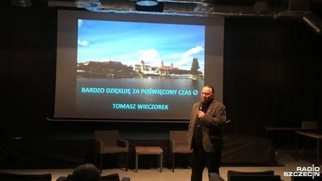 Wały Chrobrego są wrotami Szczecina - przekonywał o tym Tomasz Wieczorek. Miejski przewodnik rozmawiał w niedzielę z miłośnikami stolicy Pomorza Zachodniego przy okazji spotkania autorskiego na temat nowego zeszytu edukacyjnego.