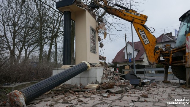 Koszt rozbiórki radzieckiego pomnika Pamięci tych, którzy zdobywali Szczecin to prawie 30 tysięcy złotych - tak wynika z umowy podpisanej przez urząd miasta z firmą budowlaną. Monument u zbiegu ulic Nehringa i Szosy Polskiej zdemontowano w sobotę.