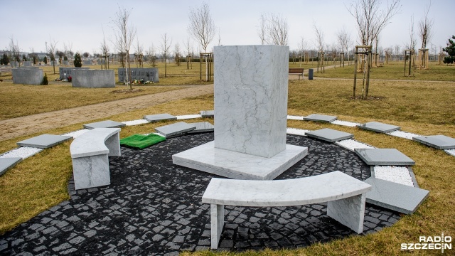 Każdy ma prawo do godnego pochówku - dzisiaj na miejskim cmentarzu przy ulicy Bronowickiej odbył się pogrzeb Dzieci Utraconych. Tych, które w wyniku poronienia zmarły przed urodzeniem.