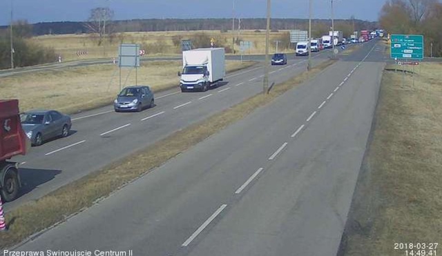 Półtorej godziny trzeba czekać na prom na przeprawie w Karsiborzu w stronę Świnoujścia.