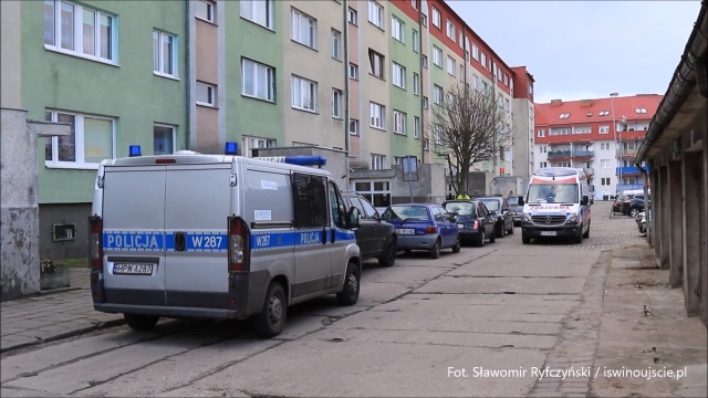 W mieszkaniu na drugim piętrze przy ulicy Grunwaldzkiej w Świnoujściu znaleziono zwłoki starszego mężczyzny z podciętym gardłem - dowiedzieliśmy się nieoficjalnie.