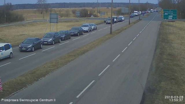 Kolejki z obu stron przeprawy karsiborskiej w Świnoujściu. Kierowcy muszą tam czekać nawet godzinę.