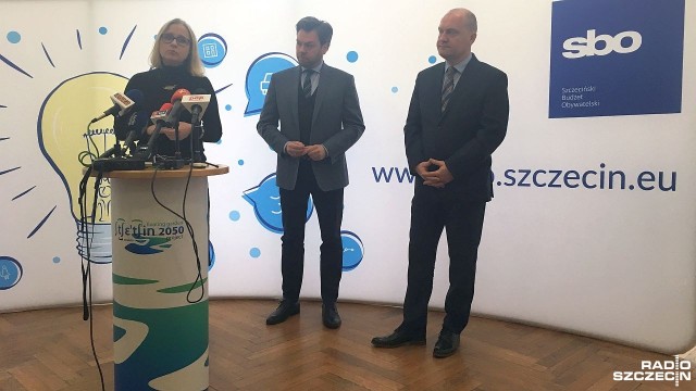 Spotkania warsztatowe i pomoc w pisaniu wniosków, udostępnienie cennika, aby łatwiej oszacować swój pomysł na inwestycję czy lekcje w szkołach o Szczecińskim Budżecie Obywatelskim - prezydent i jego urzędnicy zaprezentowali pomysły na poprawienie coraz słabszej frekwencji w głosowaniu oraz ułatwienia dla tych, którzy chcą składać propozycje do SBO.