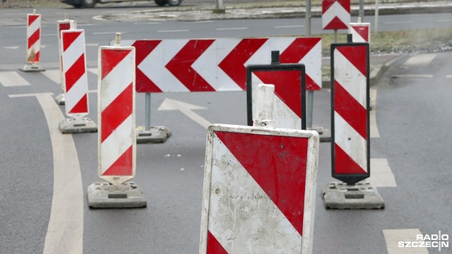 W Gryficach autobus wpadł w poślizg i jazdę zakończył w rowie. Jedną poszkodowaną osobę zabrano do szpitala. Drogi w regionie są nadal bardzo śliskie. Problemy są także w Stargardzie i nad samym morzem.