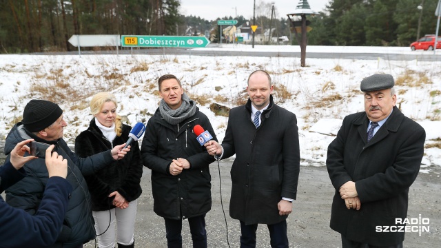 Dwie drogi wojewódzkie w powiecie polickim do przebudowy: gruntowny remont przejdzie odcinek drogi nr 115 w Tanowie. Przy skrzyżowaniu z wojewódzką trasą 114 powstanie nowe, duże rondo, a asfalt ułożony zostanie aż do skrzyżowania z drogą powiatową do Tatyni. Kolejne prace obejmą odcinek 114-ki między Trzebieżą a miejscowością Brzózki w kierunku Nowego Warpna.