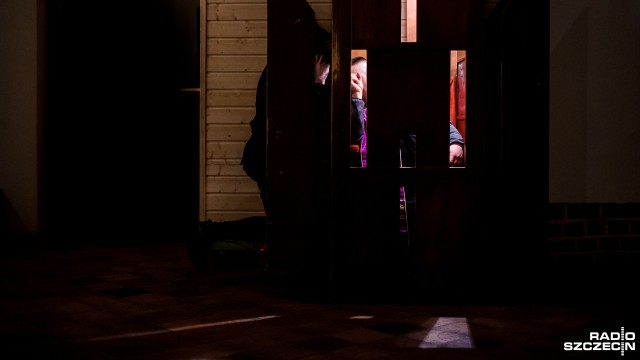 W blisko 240 kościołach w całej Polsce, w tym kilku w samym Szczecinie odbywały się spowiedzi co najmniej do północy. Były też takie, w których księża spowiadali do 6 rano.