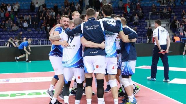 Siatkarze Espadonu odnieśli cenne zwycięstwo w rozgrywkach o mistrzostwo Polski. Szczecinianie pokonali w piątek na wyjeździe Aluron Virtu Wartę Zawiercie 3:1 w 28 kolejce Plus Ligi.