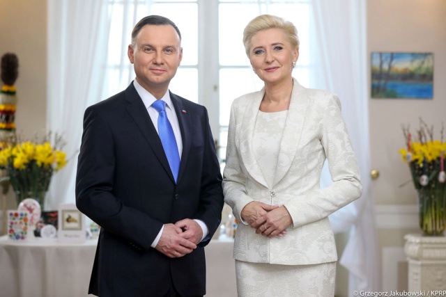 Życzenia z okazji świąt wielkanocnych złożyła Polakom para prezydencka. W specjalnym nagraniu Andrzej Duda i Agata Kornhauser-Duda zwrócili się z najlepszymi życzeniami do obywateli w kraju i na świecie.