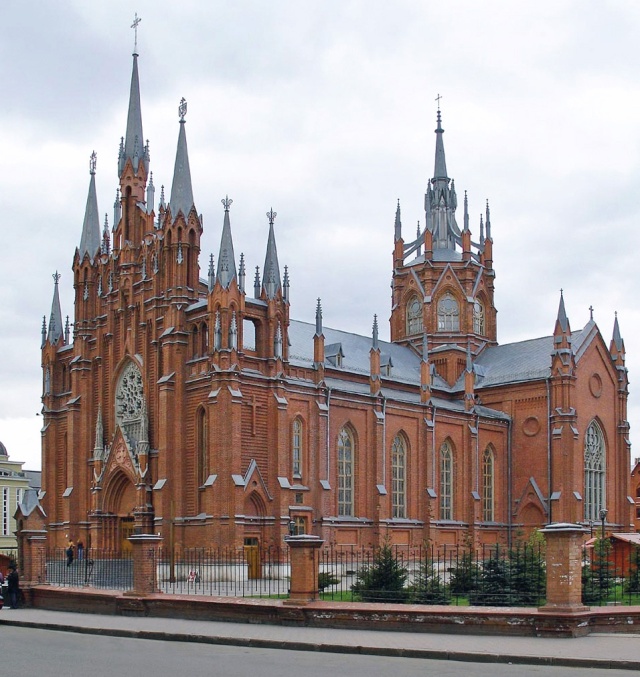 Katolicy mieszkający w Moskwie święcą pokarmy w katedrze pod wezwaniem Niepokalanego Poczęcia Najświętszej Marii Panny. Zagraniczni dyplomaci, którzy spędzają Święta Wielkanocne w stolicy Rosji, wkładają do koszyczków produkty, które są symbolem ich kraju.
