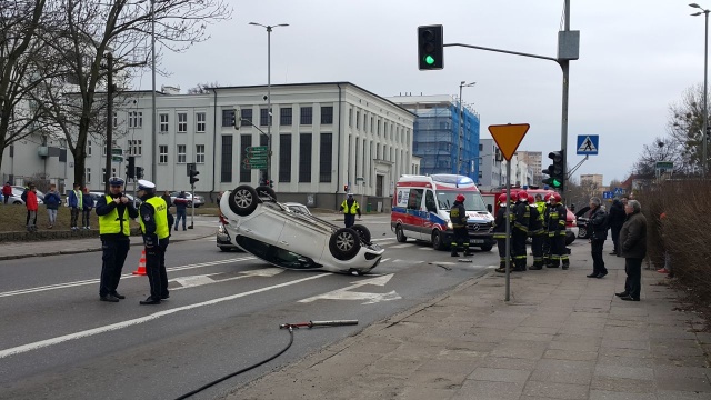 Dwa samochody osobowe zderzyły się na skrzyżowaniu Emilii Plater i Sczanieckiej w Szczecinie.