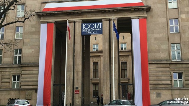 Średnie wynagrodzenie dla nauczycieli na poszczególnych stopniach awansu zawodowego wzrośnie o nieco ponad 5 procent. To pierwszy etap rozłożonej na trzy lata 15-procentowej podwyżki płac.